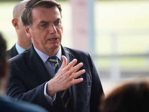 Bolsonaro minimiza mortes e se irrita com apoiadora: 'sai daqui'