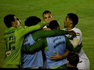 América-MG vence o Figueirense e cola na liderança da Série B