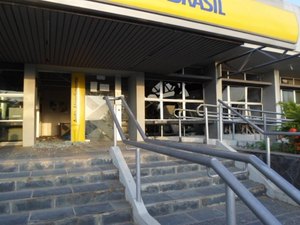 Quadrilha explode caixas eletrônicos no Sertão