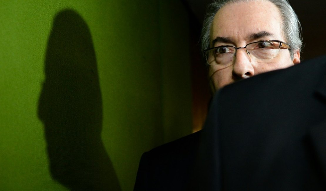 Cláudia Cruz monta árvore de Natal esperando Eduardo Cunha retornar