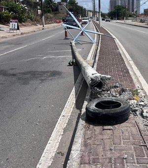 Caminhão derruba poste de iluminação pública na Avenida Gustavo Paiva