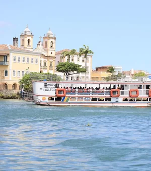 FPI do Rio São Francisco utiliza barco-escola durante atividades com estudantes em Penedo