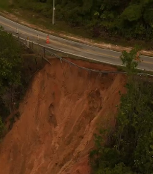 [Vídeo] Rodovia é interditada após deslizamento de barreira no Pilar