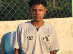 Jovem é assassinado enquanto bebia com amigos em vestiário de campo de futebol em Maragogi