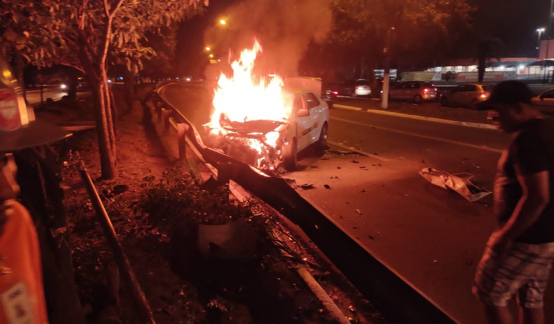 Grave acidente envolvendo carro e moto deixa dois homens mortos na Avenida Durval de Góes Monteiro