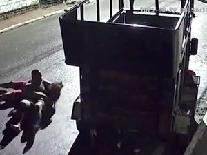 Homem flagrado agredindo companheira na rua no município de Carneiros é preso