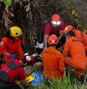 Motociclista cai em ribanceira e despenca de altura de oito metros, em Capela