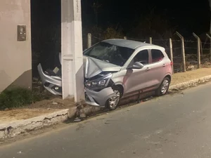 Mulher perde controle de veículo e colide contra poste no bairro Cavaco, em Arapiraca