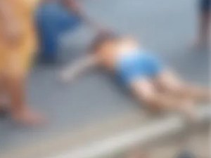 Homem e mulher ficam em estado grave após moto atingir árvore em Maceió