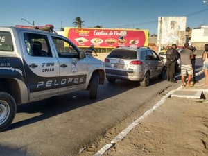Mulher pula de carro em movimento durante discussão com parceiro