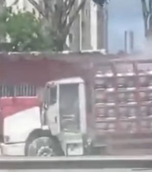 Caminhão que transportava botijões de gás pega fogo na Durval de Góes Monteiro