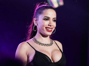 No México, Anitta começa as gravações como técnica do reality 'The Voice'