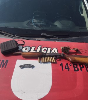 Polícia apreende espingarda em canavial de Jundiá