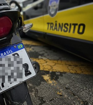 Homem é preso após alterar placa de moto com fita isolante em Maceió