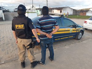 Foragido da Justiça é preso após ser abordado pela PRF na BR-104
