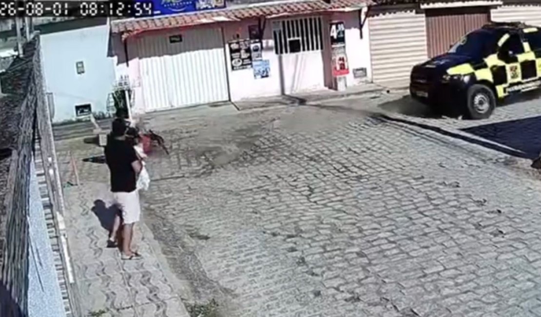 Perseguição da SMTT quase atinge homem com bebê no colo; veja vídeo