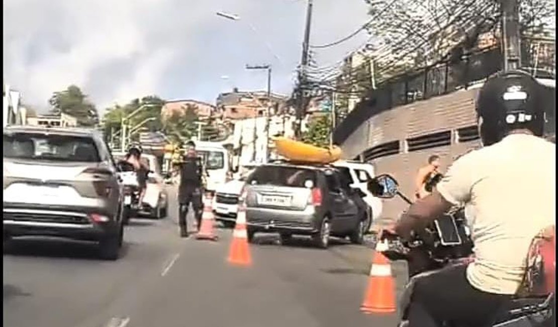 Batida entre entre dois carro deixa trânsito lento na Avenida Leste-Oeste, em Maceió