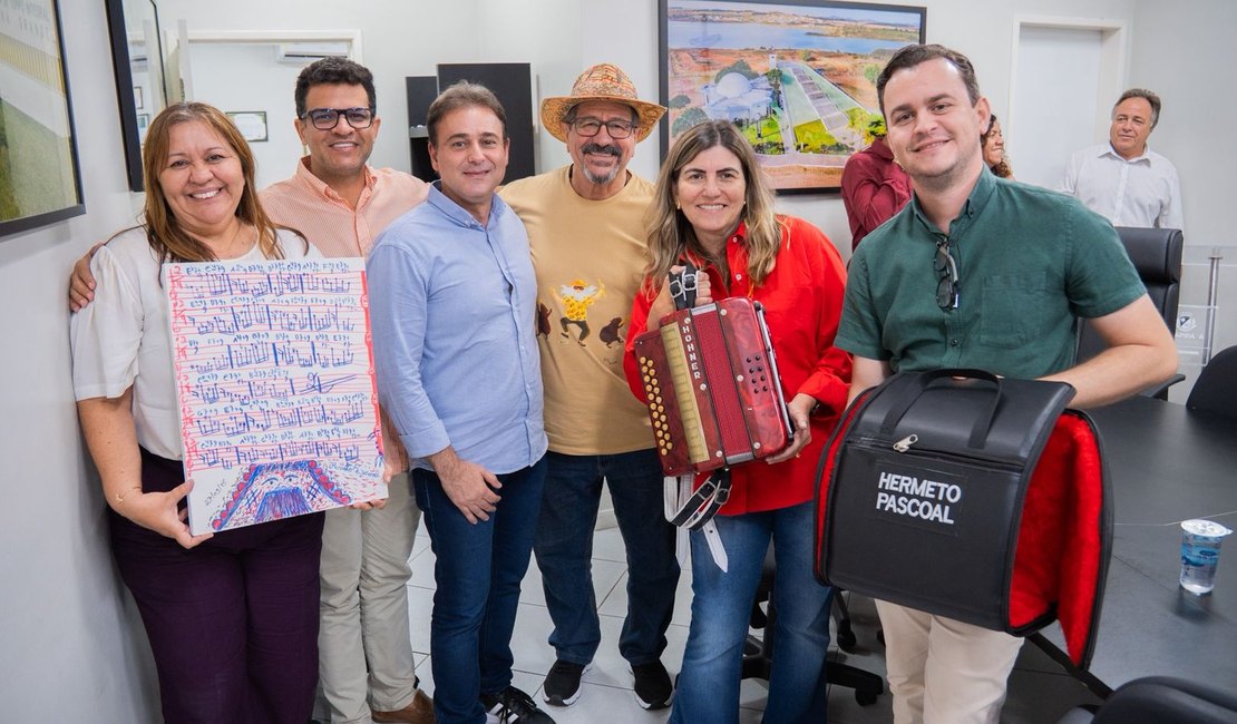 Prefeito Luciano visita obras do conservatório de música de Arapiraca ao lado de filho de Hermeto Pascoal