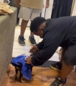 Mãe surpreende os dois filhos com cachorrinha