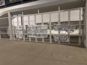 Torcedores protestam com faixas no Fumeirão após sequência negativa do ASA