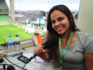 Rádio Inconfidência inova e promove estreia de narradora em jogo do América MG