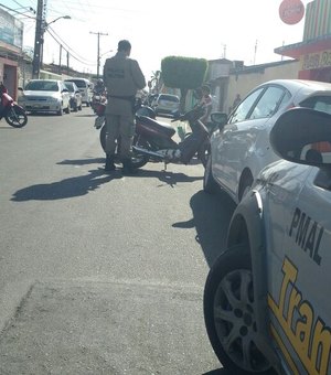 Colisão entre duas motos atinge carro e uma mulher fica ferida em Arapiraca