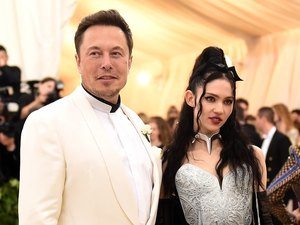 Namorada de Elon Musk tatua 'cicatrizes alienígenas'