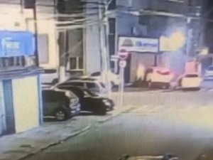 Carro invade fachada de hotel após batida em cruzamento na Jatiúca