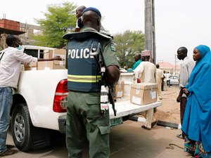 Eleições na Nigéria são adiadas após cédulas serem perdidas
