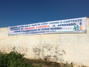 [Vídeo] Moradores colocam faixas pedindo socorro para “sair da lama” em Arapiraca