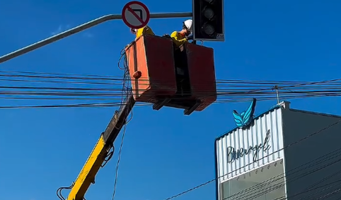 SMTT implanta mudanças no trânsito e instala novo semáforo em Arapiraca