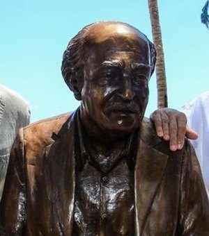 Estátua de Aurélio Buarque é alvo de vandalismo em Maceió