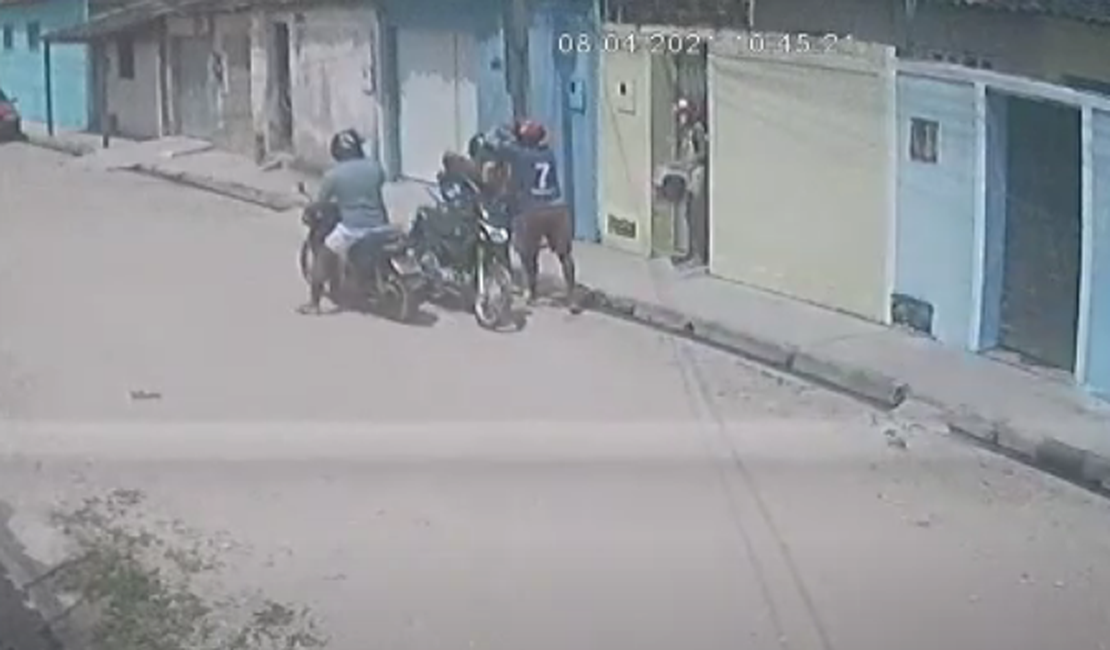 ﻿[Vídeo] Criminosos roubam mulher e levam bolsa com celular, carteira e exames