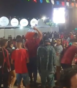 [Vídeo] Arapiraquenses inovam e levam garrafão de 20 litros com cachaça para burlar proibição de caixa térmica durante festas na Perucaba