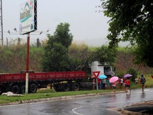 Carreta sai da pista e colide em árvore na BR-101, em Joaquim Gomes