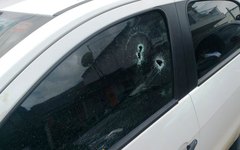 Disparos de arma de fogo atingiram motorista do Gol