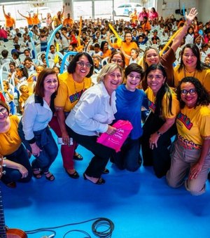 Leitura e música marcam encontro de crianças do Gigantinhos Antares com Fernanda Takai