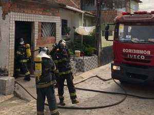 Incêndio destrói quarto de casa no Jacintinho