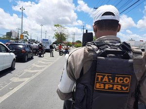 Durante operação, carro de passeio é ocupado com nove passageiros