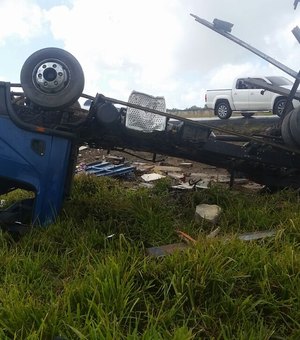 Caminhão capota e deixa duas vítimas fatais e pessoas feridas na BR-101