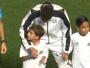 Atitude de Neymar com criança em jogo chama atenção da web