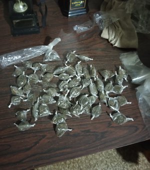 Dupla é detida com um quilo de maconha em praça do Benedito Bentes