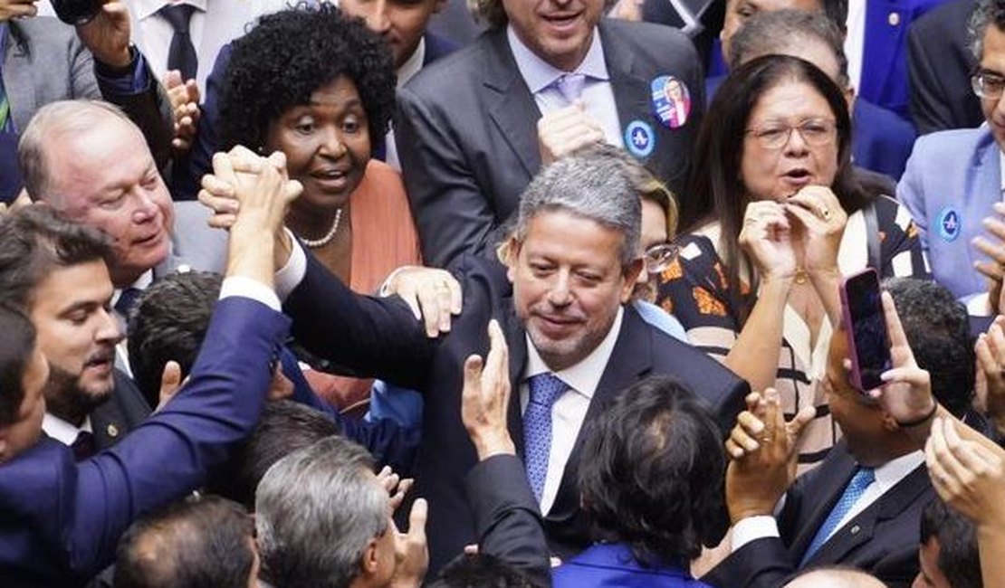 Arthur Lira forma bloco parlamentar com nove partidos e se torna o maior da Casa