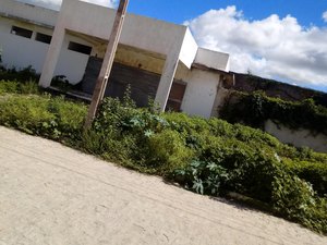 Obra paralisada da Prefeitura causa transtornos a moradores em Arapiraca