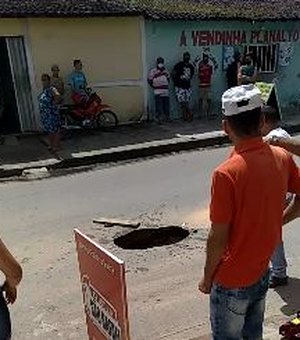 [Vídeo] Após veículo cair em buraco, moradores reclamam da falta de infraestrutura no bairro Planalto, em Arapiraca