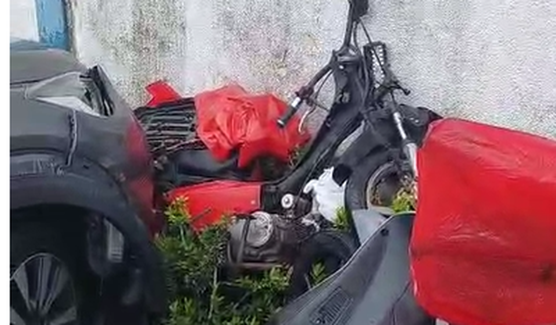 Mulher se distrai no celular e bate em vários veículos na Avenida Menino Marcelo em Maceió