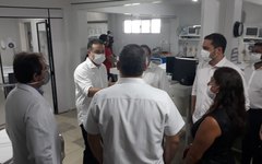 Governador e equipe usam máscaras durante visita a hospital em Arapiraca