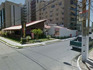 Sargento da PM entra em bar atirando e atinge de raspão cantora arapiraquense