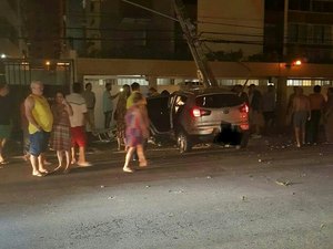 Motorista perde controle da direção, colide em postes e fica preso às ferragens