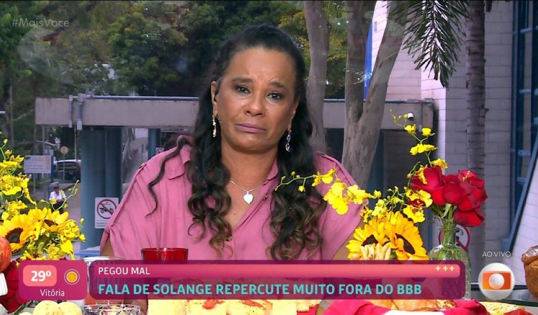 Solange Couto foge de fãs nos arredores dos estúdios Globo
